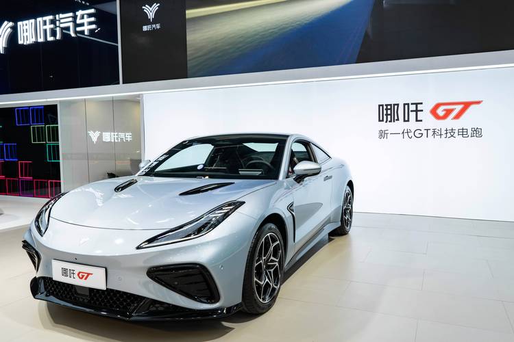 重庆242哪吒汽车在智能汽车领域的表现，领途汽车在新能源汽车市场中的影响力